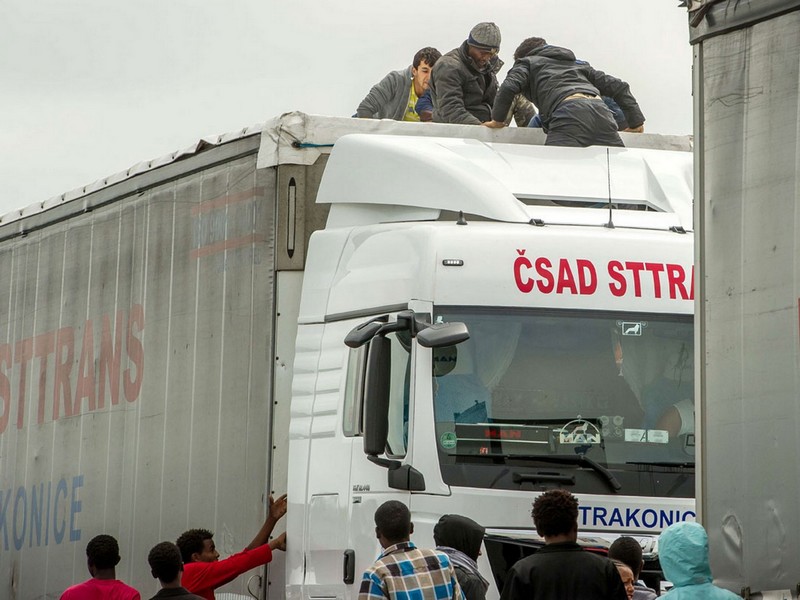 V Calais kamiony nechrání, pouze kontrolují
